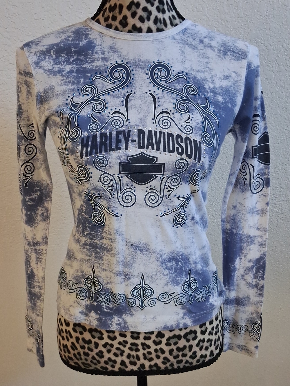Women's Vtg Harley-Davidson Blue and White Tie-Dye Long Sleeve Studded Tee. (M)
